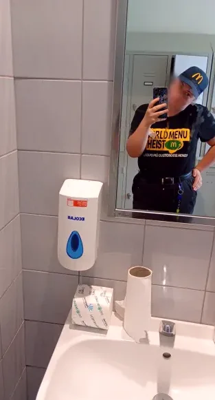 Amira, 24