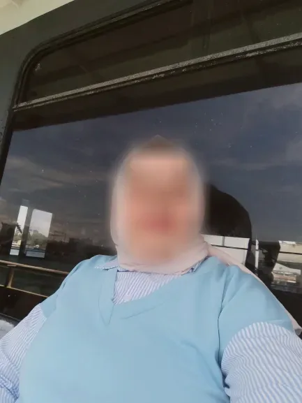 Manuela, 35